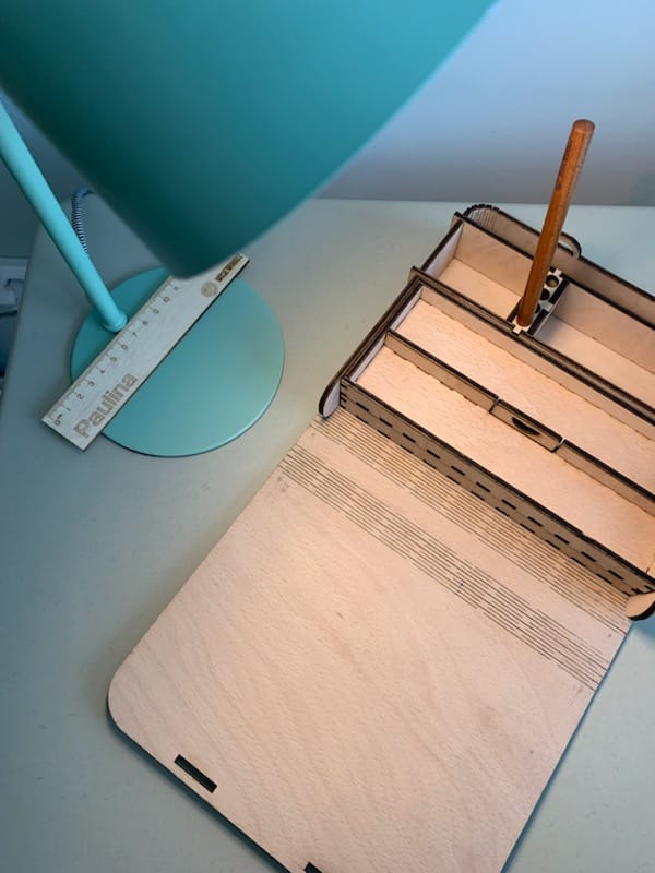 Federmäppchen aus Holz von wisewoodz, entworfen in Deutschland