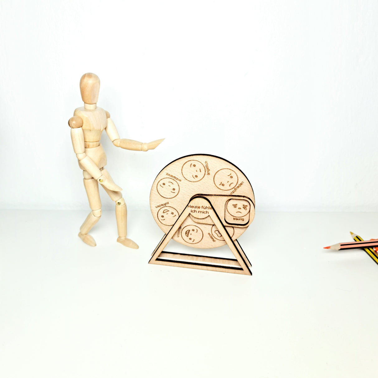Kleines hölzernes Gefühlsrad für Kinder zum Lernen und Ausdrücken ihrer Gefühle